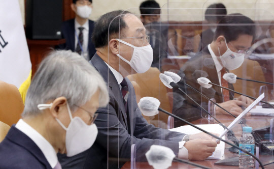 홍남기 경제부총리 겸 기획재정부 장관이 10일 정부서울청사에서 열린 제6차 혁신성장 BIG3추진회의에서 발언하고 있다. 연합뉴스